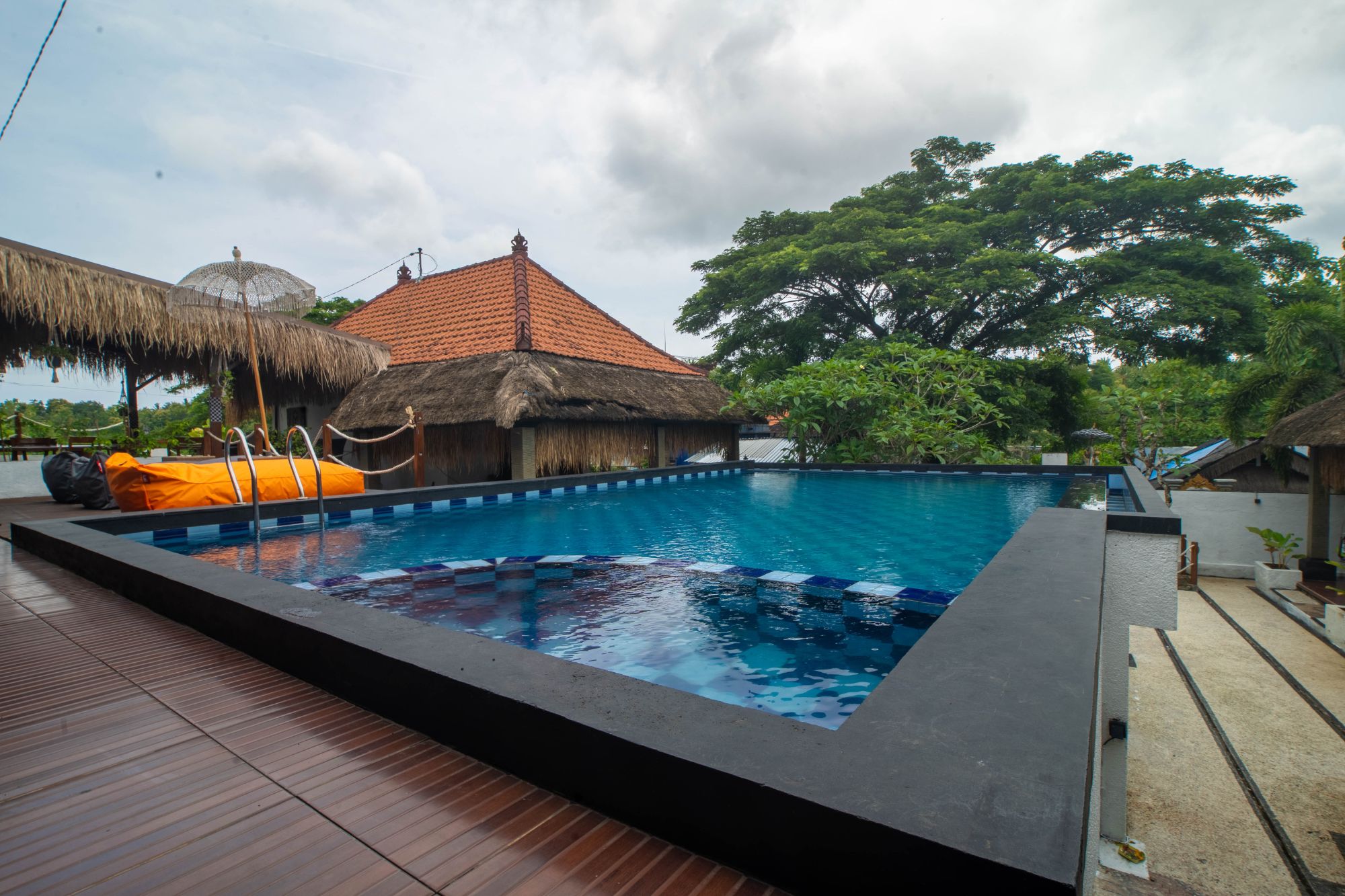 Simpang Inn Hostel Pool (3)